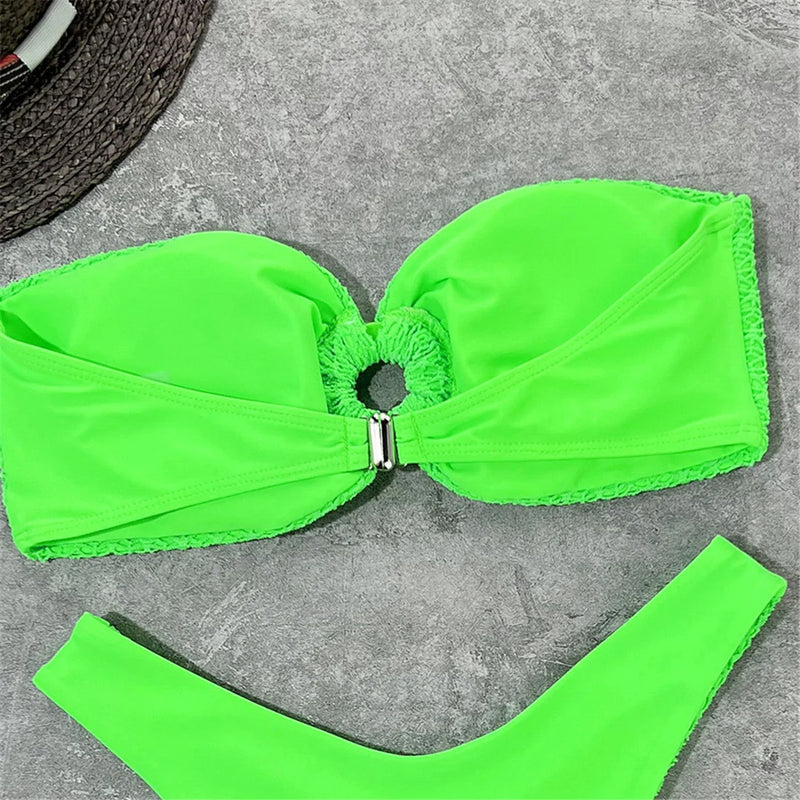Biquíni Texturizado Sem Alça com Argola – Top Faixa e Calcinha Asa Delta