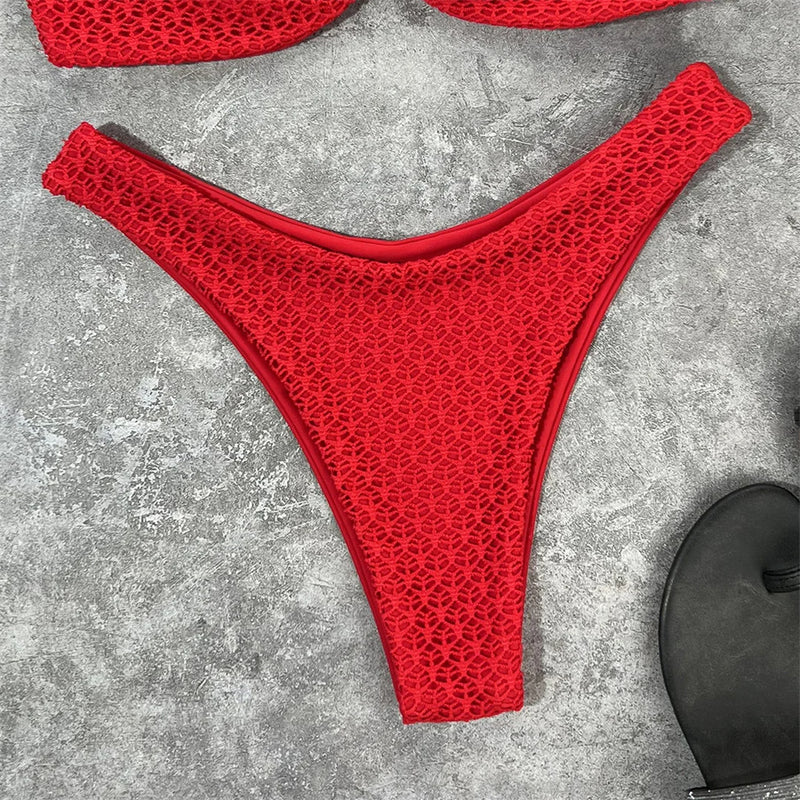 Biquíni Texturizado Sem Alça com Argola – Top Faixa e Calcinha Asa Delta