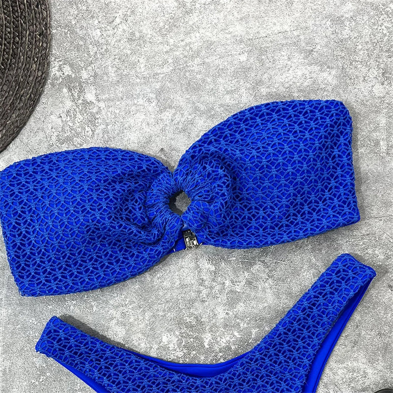 Biquíni Texturizado Sem Alça com Argola – Top Faixa e Calcinha Asa Delta