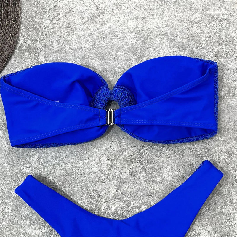 Biquíni Texturizado Sem Alça com Argola – Top Faixa e Calcinha Asa Delta